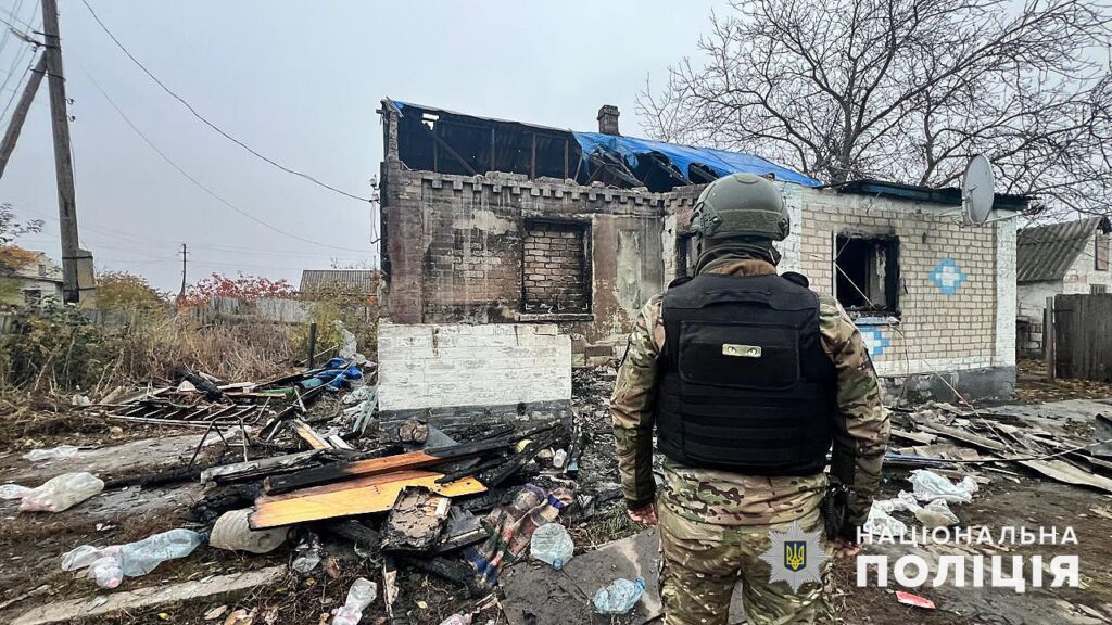 Дві людини загинули та дві поранені. Поліцейські розповіли про наслідки обстрілів Донеччини та показали фото