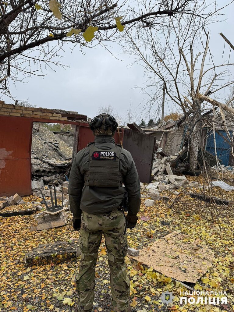 Дві людини загинули та дві поранені. Поліцейські розповіли про наслідки обстрілів Донеччини та показали фото