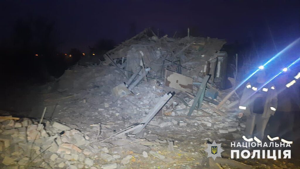 Дві людини загинули та дві поранені. Поліцейські розповіли про наслідки обстрілів Донеччини та показали фото
