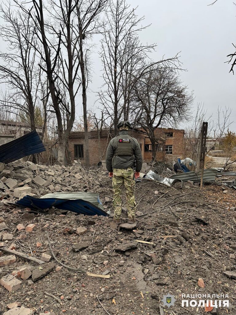 Дві людини загинули та дві поранені. Поліцейські розповіли про наслідки обстрілів Донеччини та показали фото
