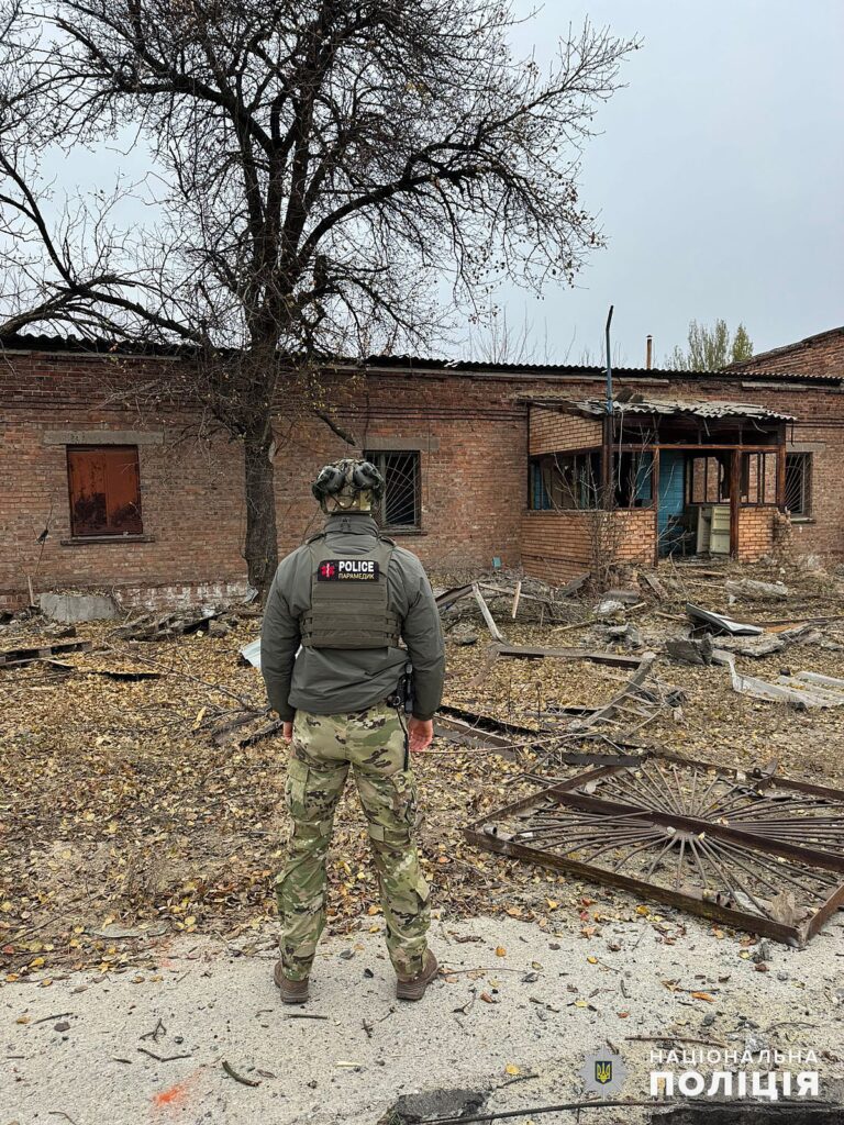 Дві людини загинули та дві поранені. Поліцейські розповіли про наслідки обстрілів Донеччини та показали фото