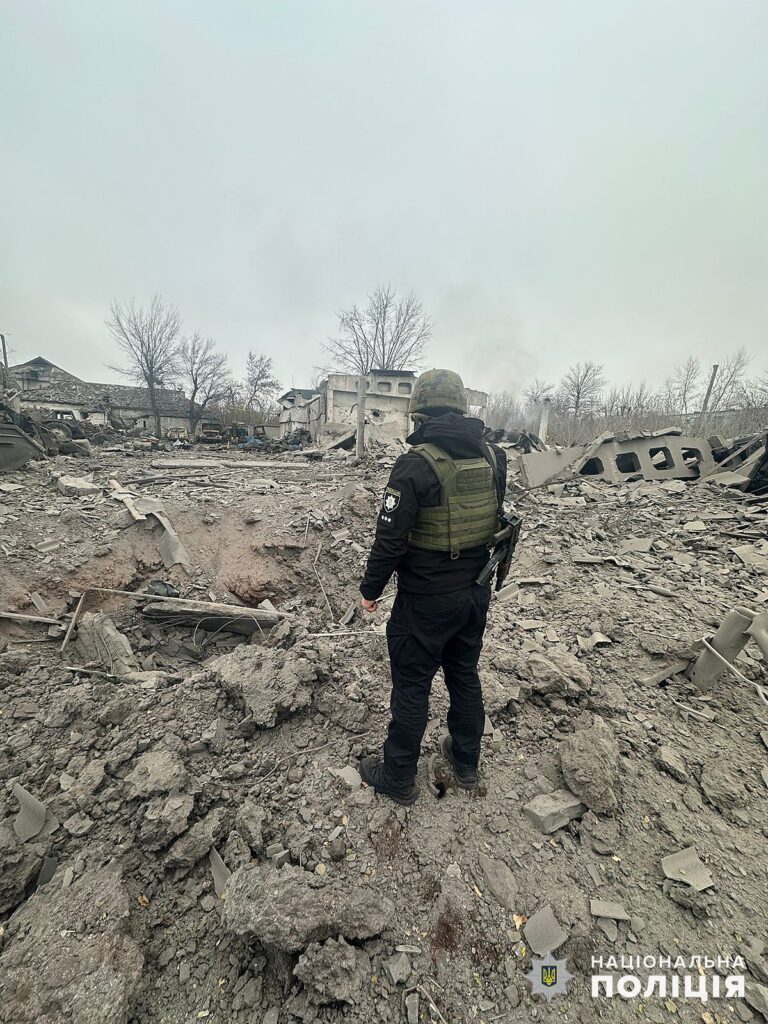 Дві людини загинули та дві поранені. Поліцейські розповіли про наслідки обстрілів Донеччини та показали фото