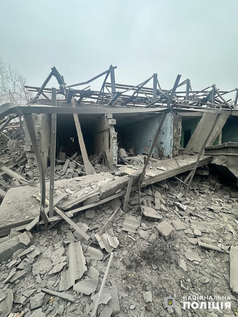 Дві людини загинули та дві поранені. Поліцейські розповіли про наслідки обстрілів Донеччини та показали фото
