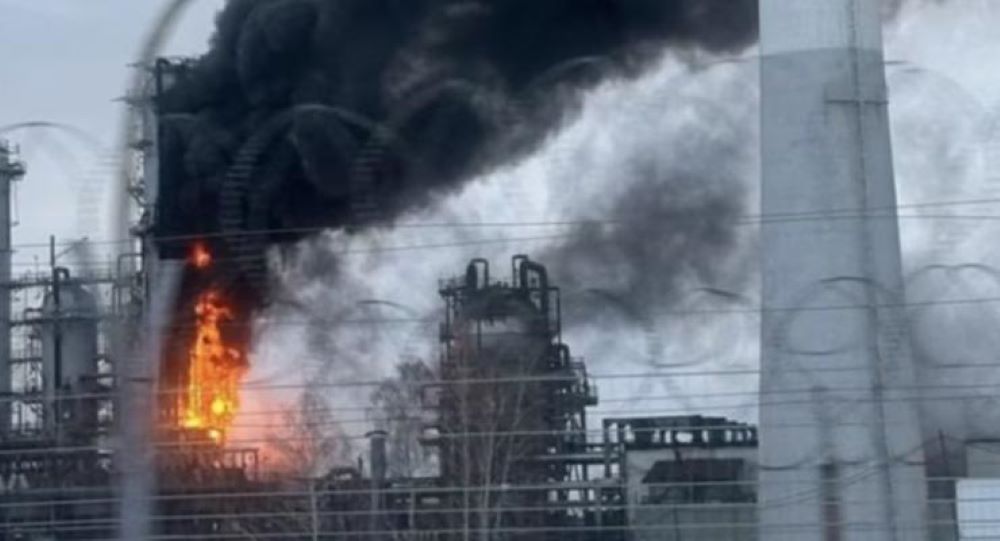 Дрони атакували нафтопереробний завод у Саратові. Опубліковане відео пожежі