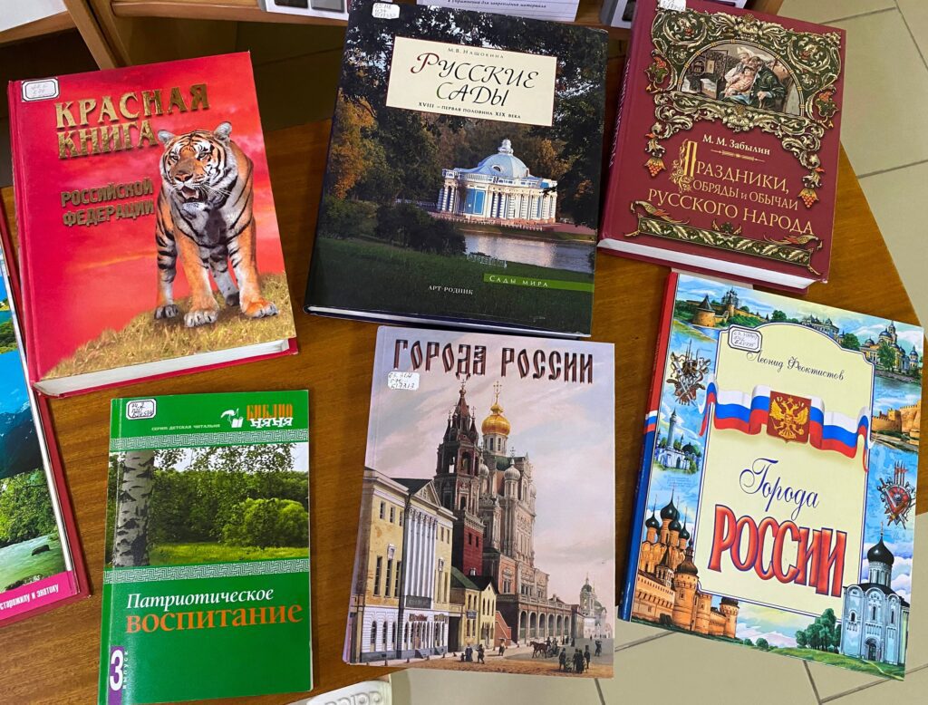 Луганська бібліотека агітує вступати в армію РФ