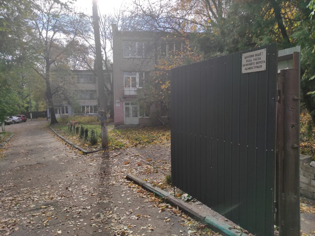 З динозаврами за парканом: як живе «Шелтер переселенців Луганщини» у Дніпрі