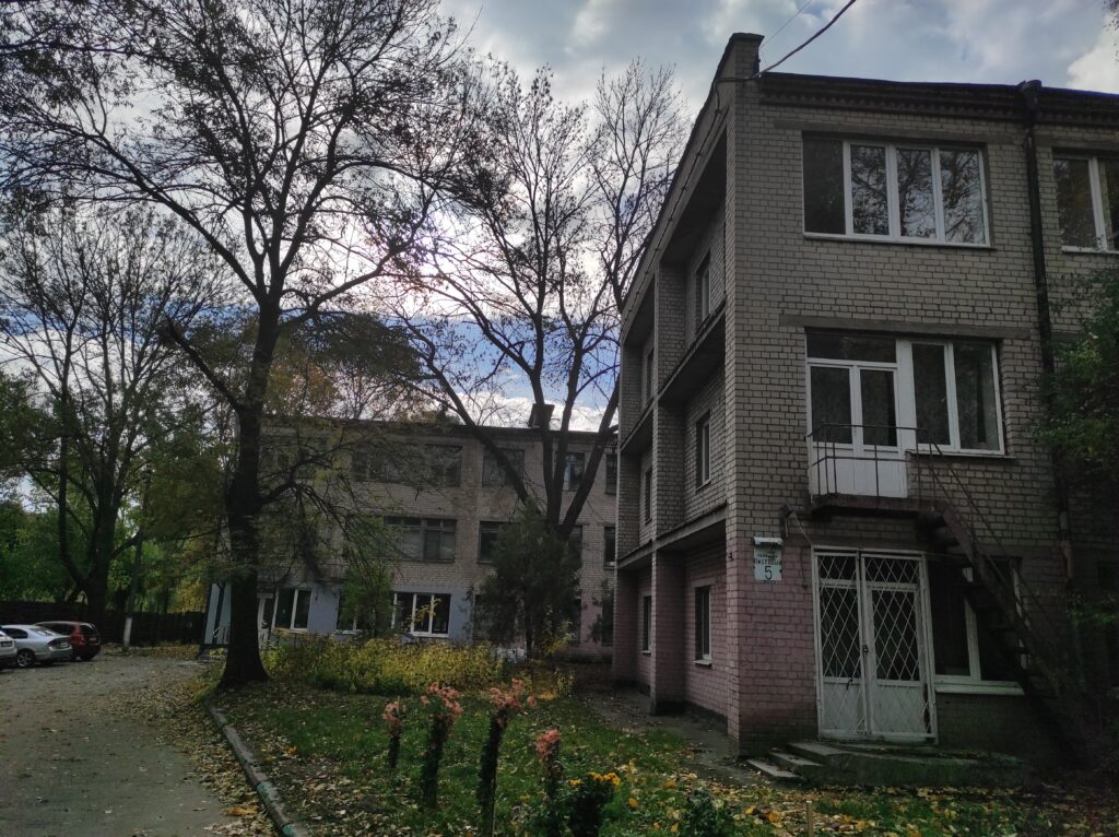 З динозаврами за парканом: як живе «Шелтер переселенців Луганщини» у Дніпрі