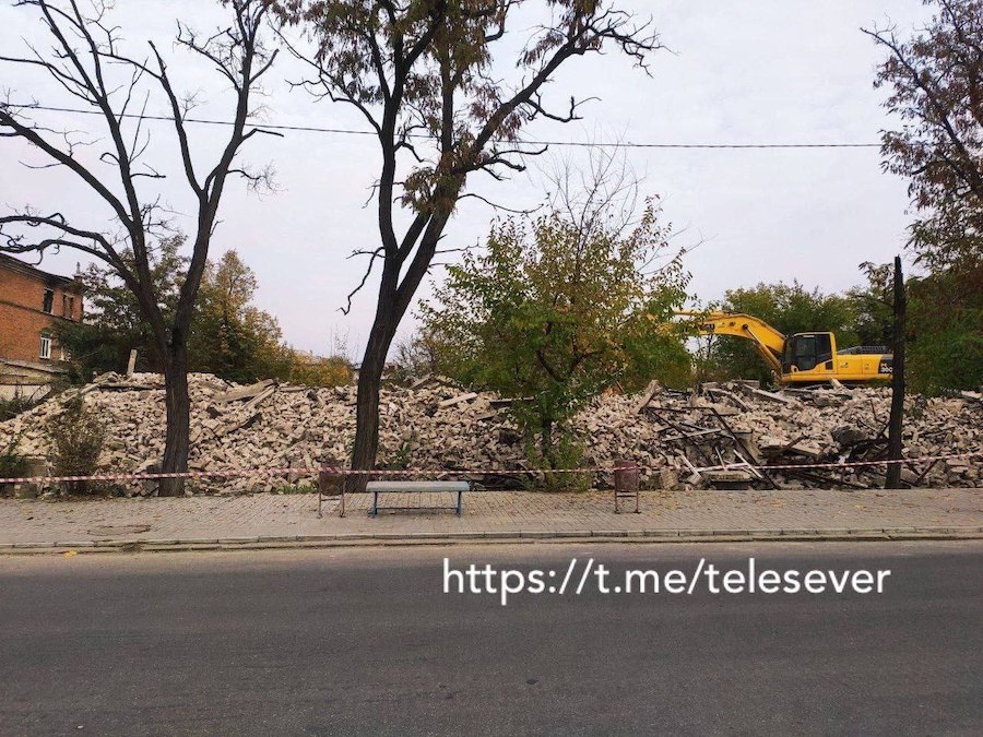 У Сіверськодонецьку окупанти вперше знесли житловий будинок, пошкоджений у 2022 році. Опубліковано фото