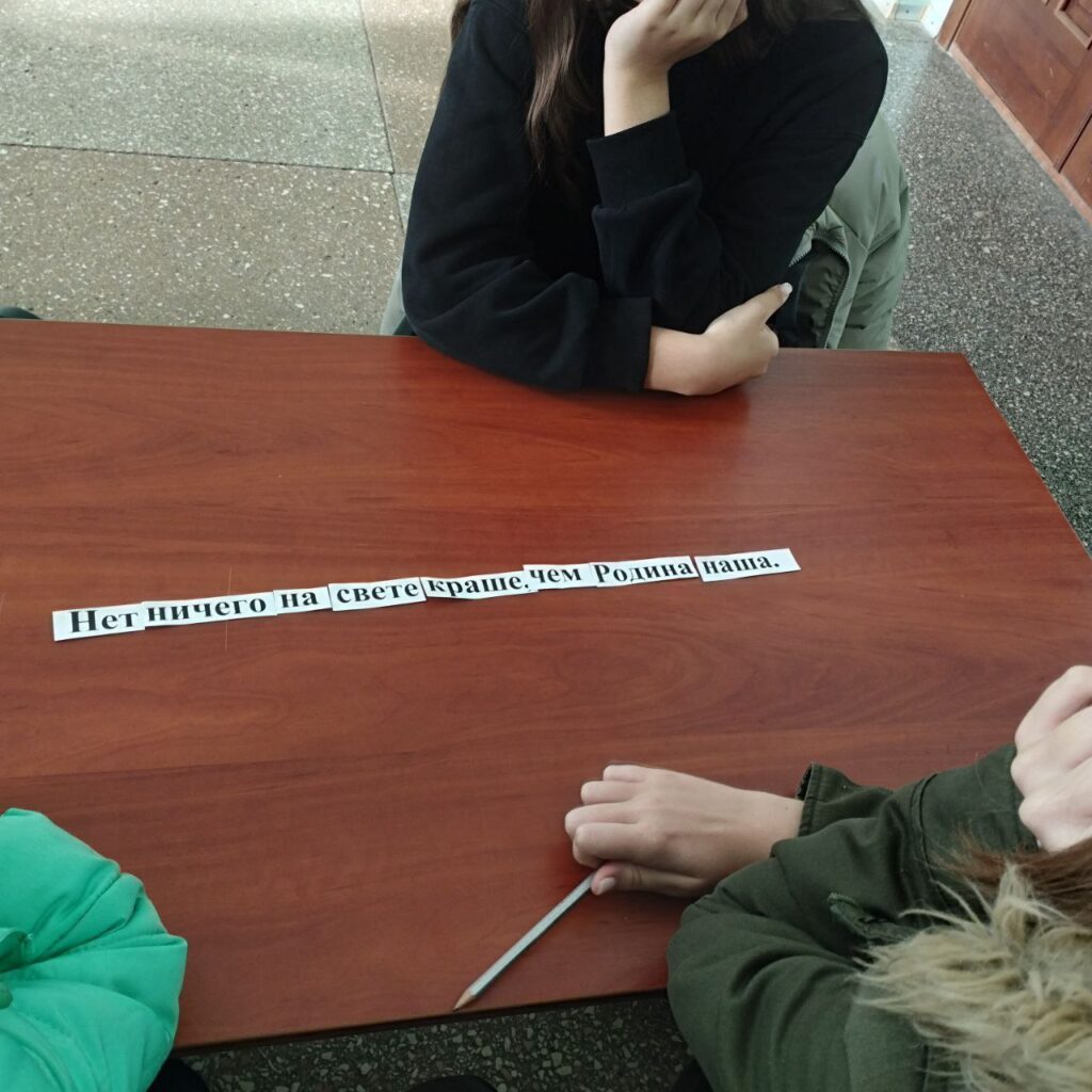 У Маріуполі дітям з нагоди “дня народного єдінства” розповідали про любов до Росії