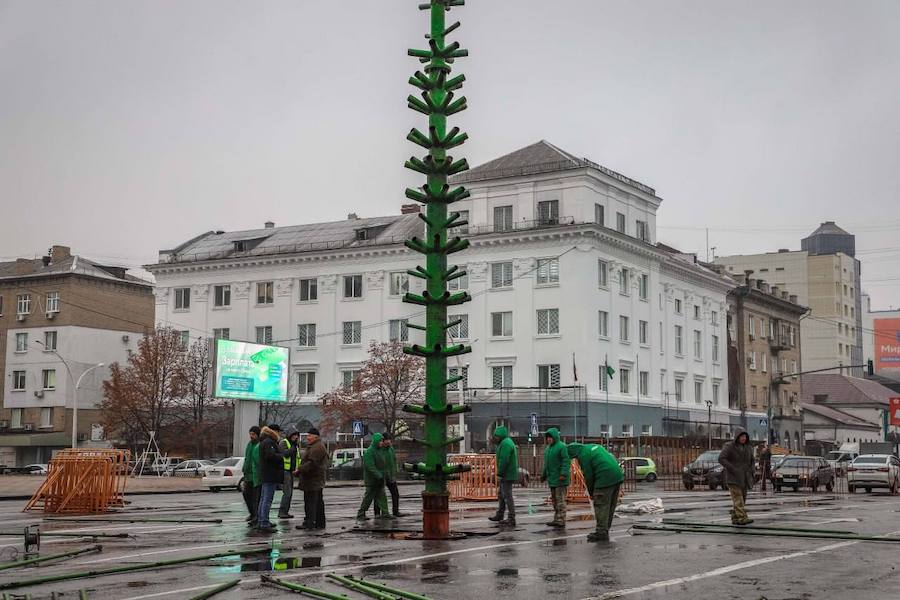В окупованому Луганську почали встановлювати новорічну ялинку (Фото)
