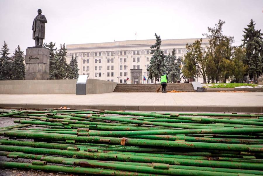 В окупованому Луганську почали встановлювати новорічну ялинку (Фото)