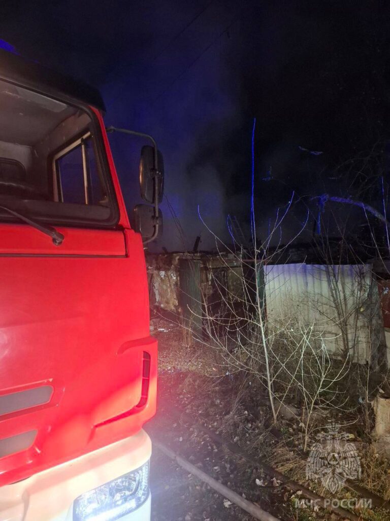 Біля ринку Пархоменко у Луганську згорів будинок. Опубліковані фото та відео