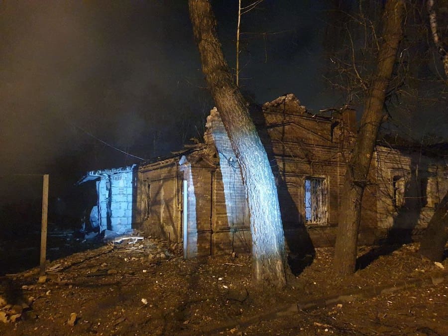 У Сумах російські “шахеди” атакували житловий район. Загинули двоє людей, ще 12 — поранені (Фото)