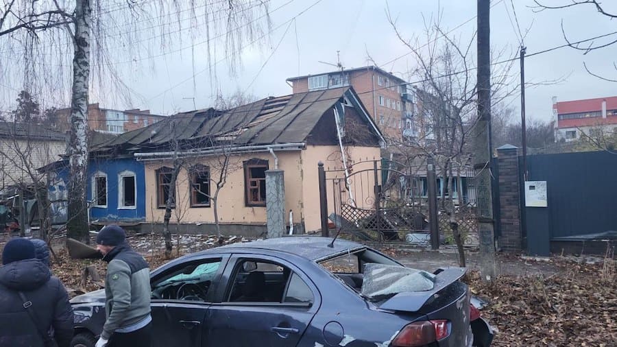 У Сумах російські “шахеди” атакували житловий район. Загинули двоє людей, ще 12 — поранені (Фото)