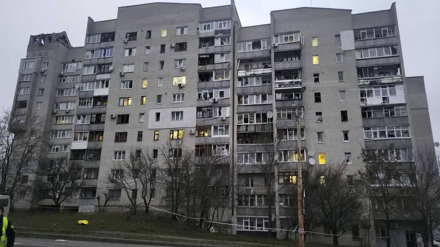 У Сумах російські “шахеди” атакували житловий район. Загинули двоє людей, ще 12 — поранені (Фото)