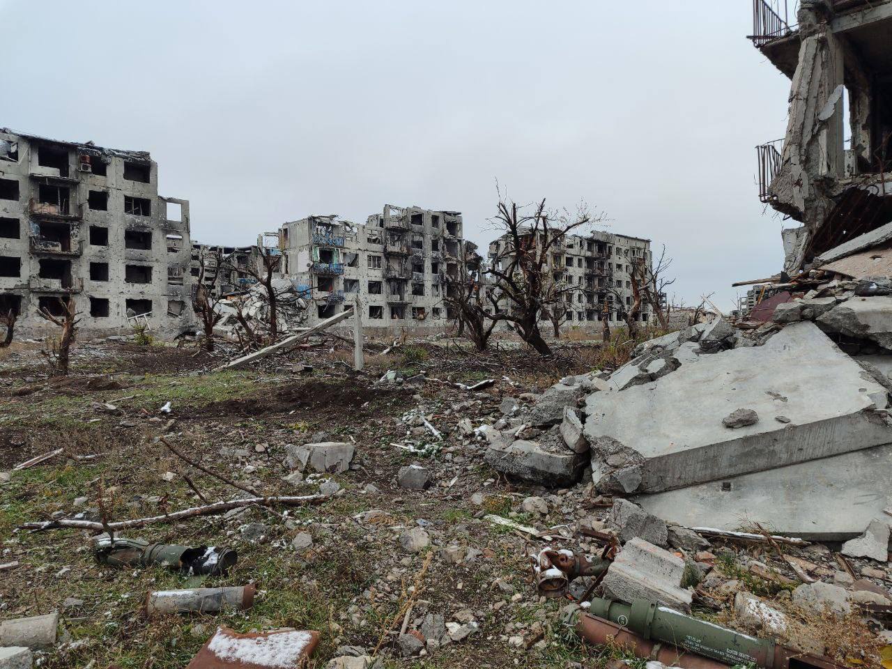 Зруйноване місто огортає туман. Опубліковані фотографії Часового Яра, за який ідуть бої