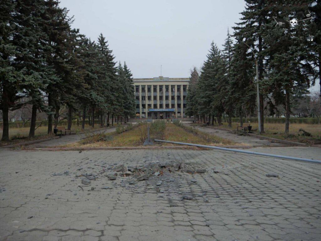 Зʼявилися фотографії окупованого Селидового. По вулицям їздять окупанти на мотоциклах