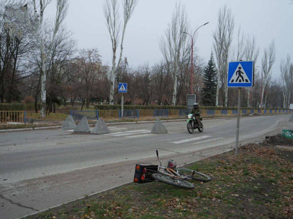 Зʼявилися фотографії окупованого Селидового. По вулицям їздять окупанти на мотоциклах