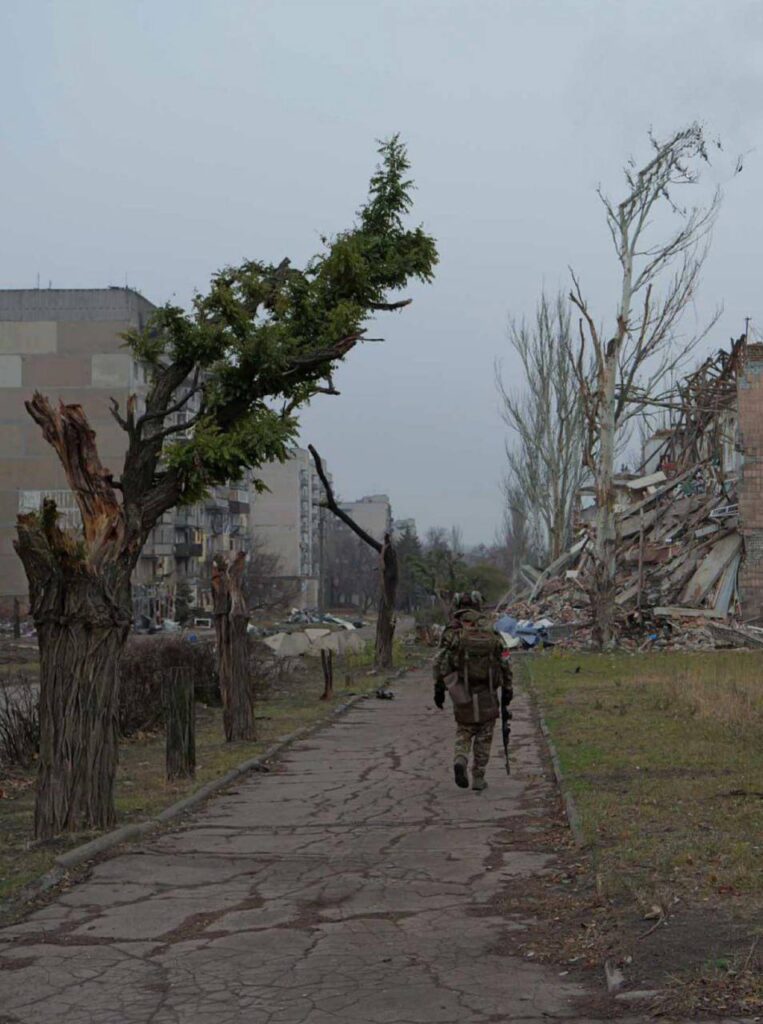 Зʼявилися фотографії окупованого Селидового. По вулицям їздять окупанти на мотоциклах