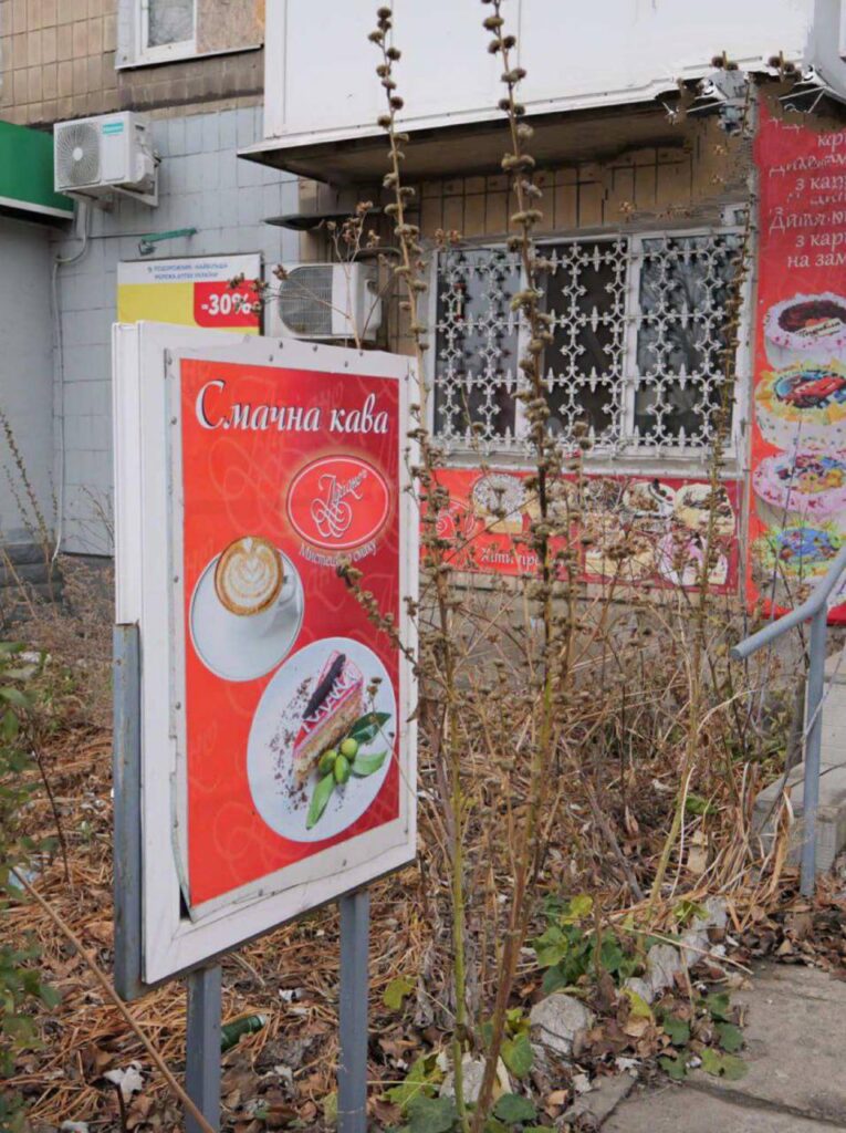 Зʼявилися фотографії окупованого Селидового. По вулицям їздять окупанти на мотоциклах