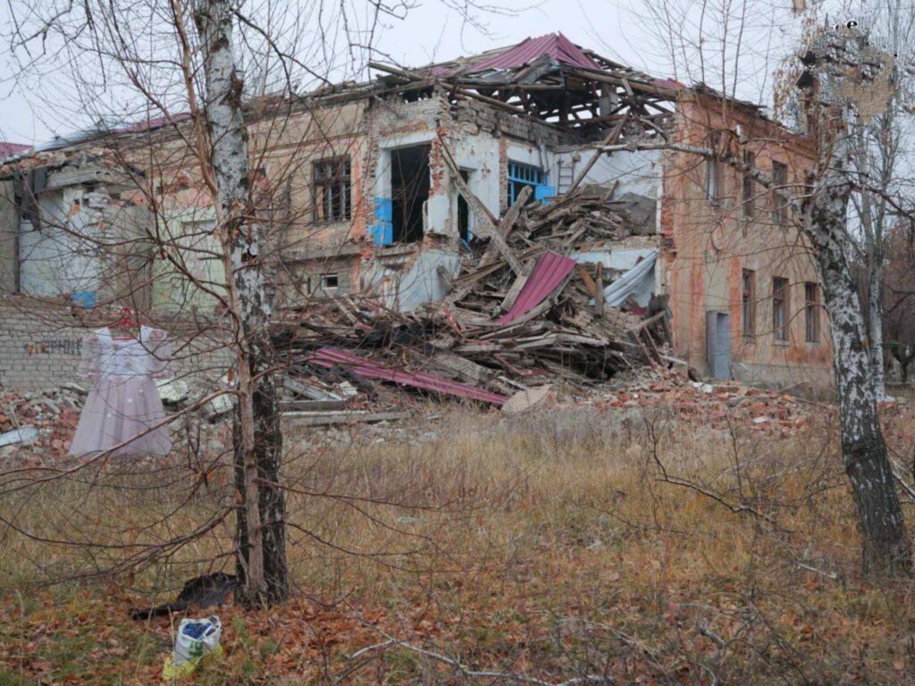 Зʼявилися фотографії окупованого Селидового. По вулицям їздять окупанти на мотоциклах