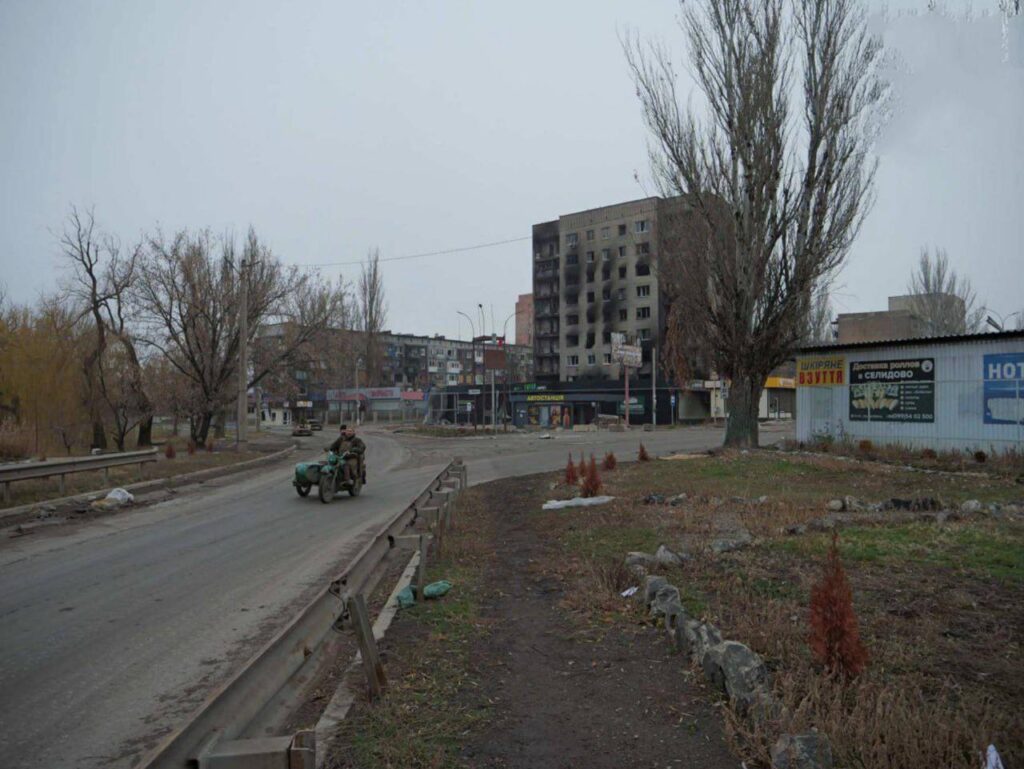 Зʼявилися фотографії окупованого Селидового. По вулицям їздять окупанти на мотоциклах