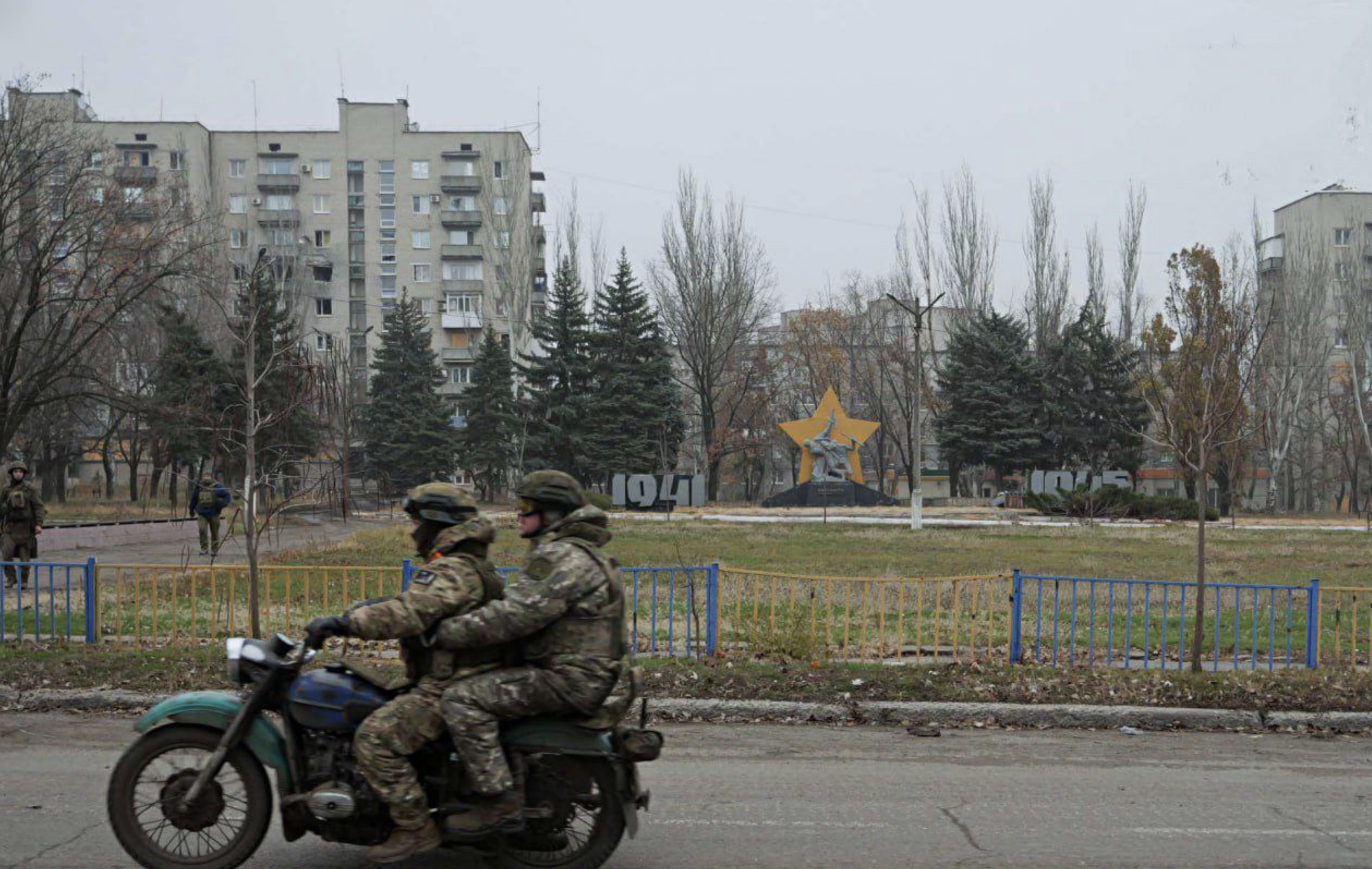 Зʼявилися фотографії окупованого Селидового. По вулицям їздять окупанти на мотоциклах
