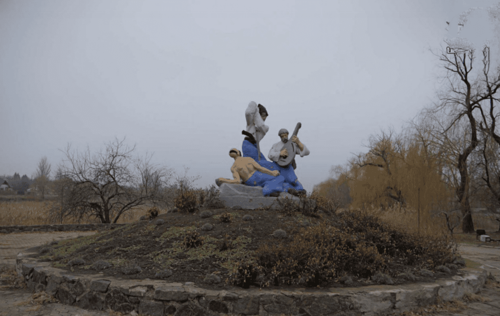 Зʼявилися фотографії окупованого Селидового. По вулицям їздять окупанти на мотоциклах