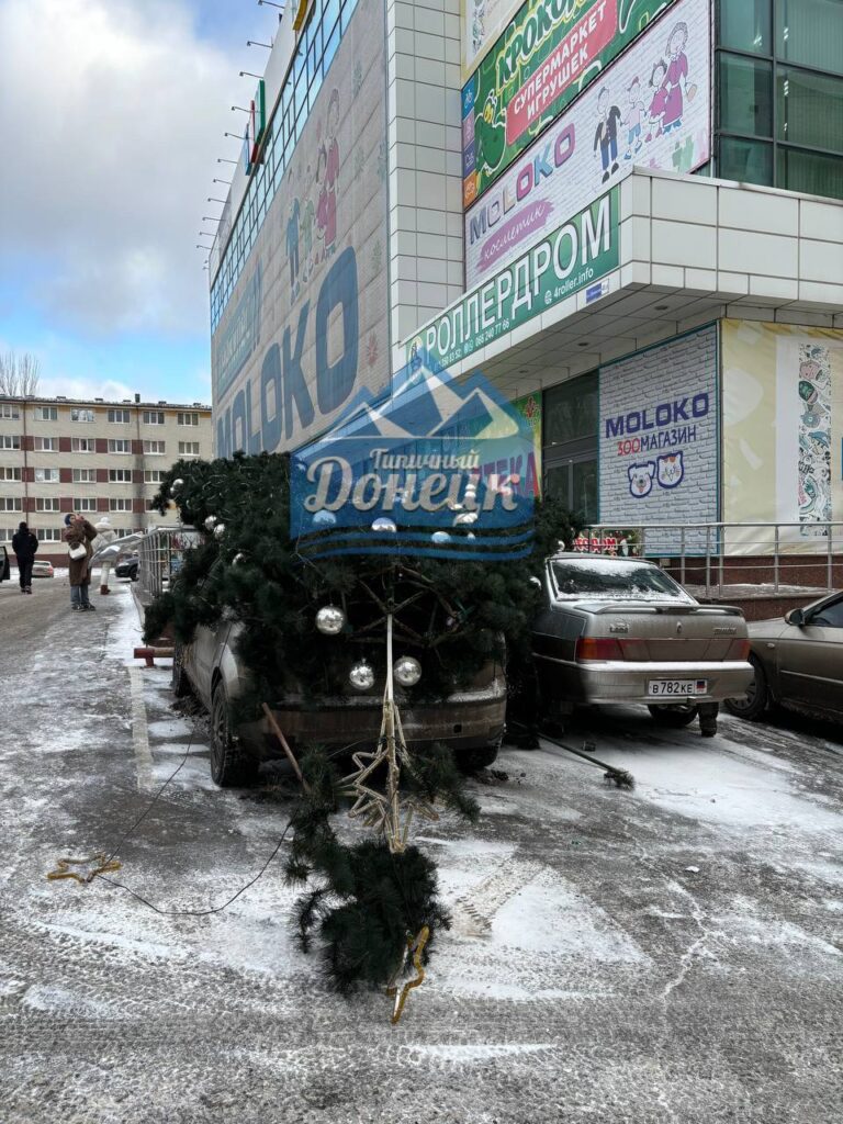 В окупованому Донецьку впала ялинка