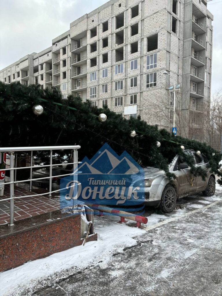 В окупованому Донецьку впала ялинка