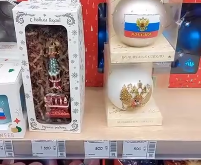 Кульки з портретом Путіна та башта Кремля на ялинку: які новорічні іграшки продають в окупованому Маріуполі
