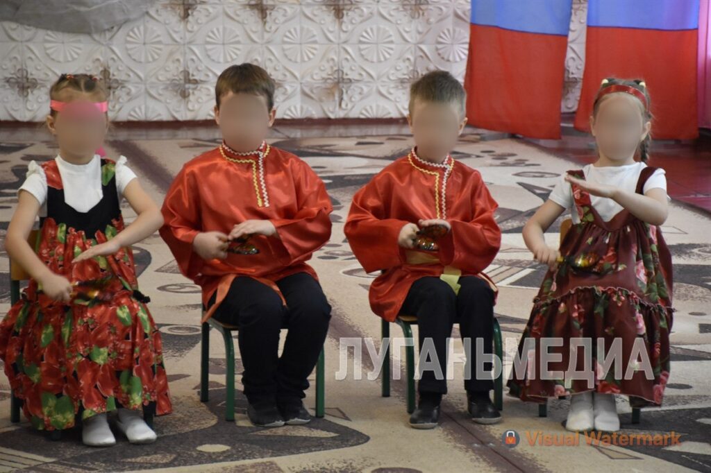 В окупованому Хрустальному на Луганщині на дошкільнят вдягнули кокошники та косоворотки