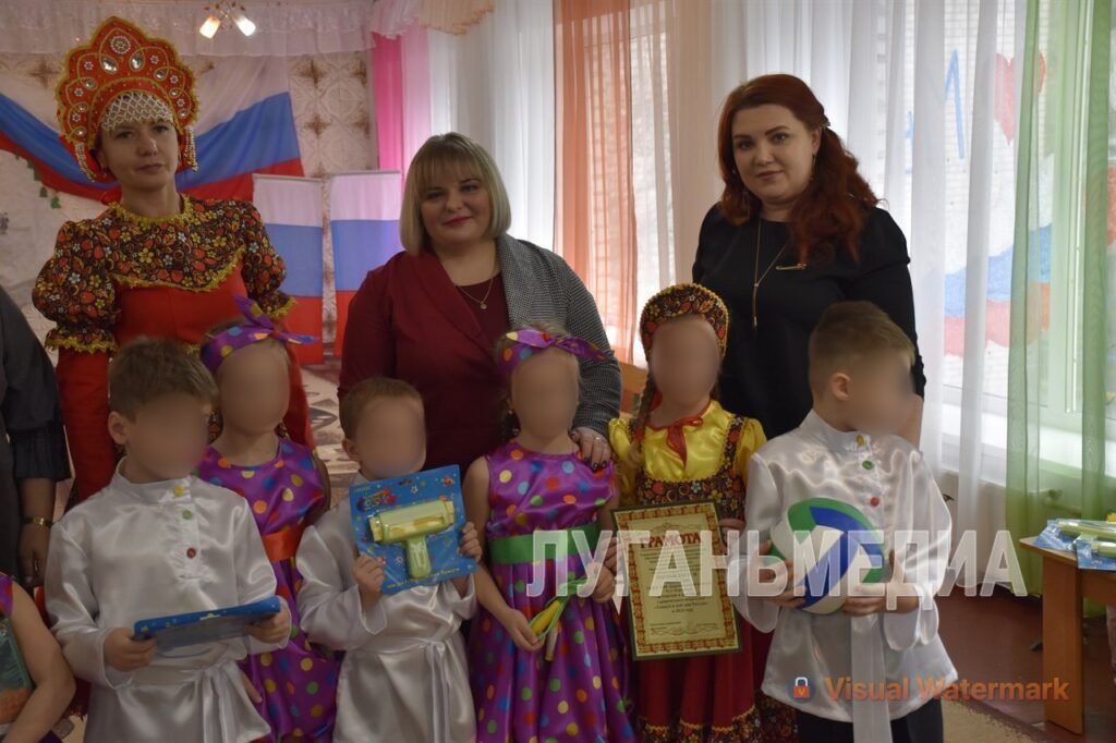 В окупованому Хрустальному на Луганщині на дошкільнят вдягнули кокошники та косоворотки