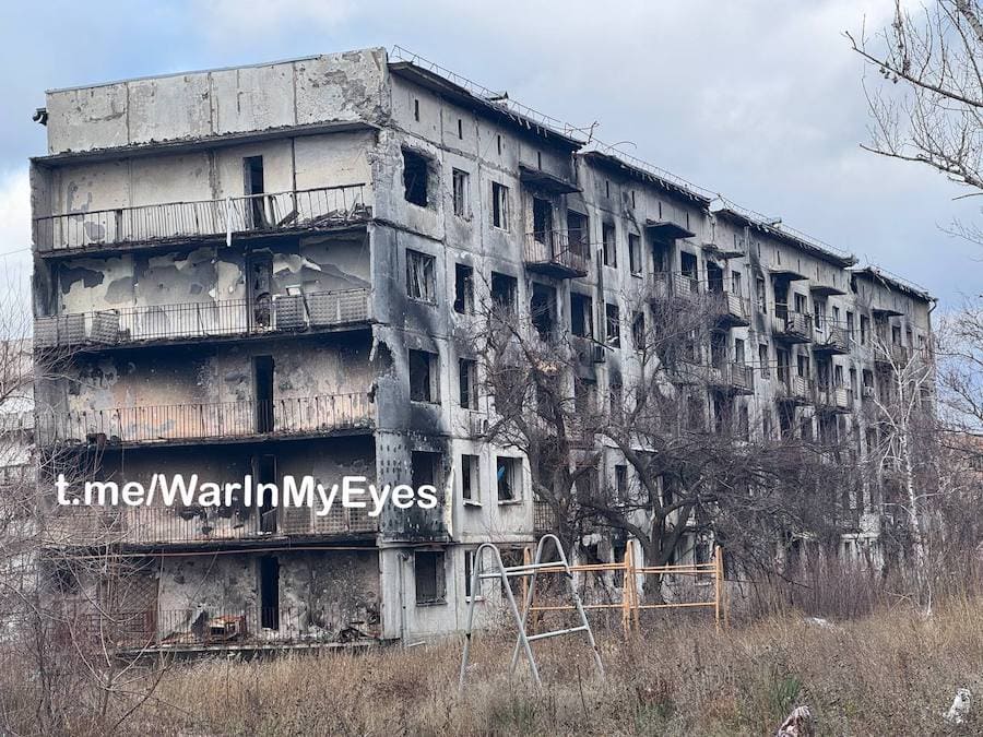 Окупанти показали фотографії з Красногорівки на Донеччині. Як зараз виглядає зруйноване місто