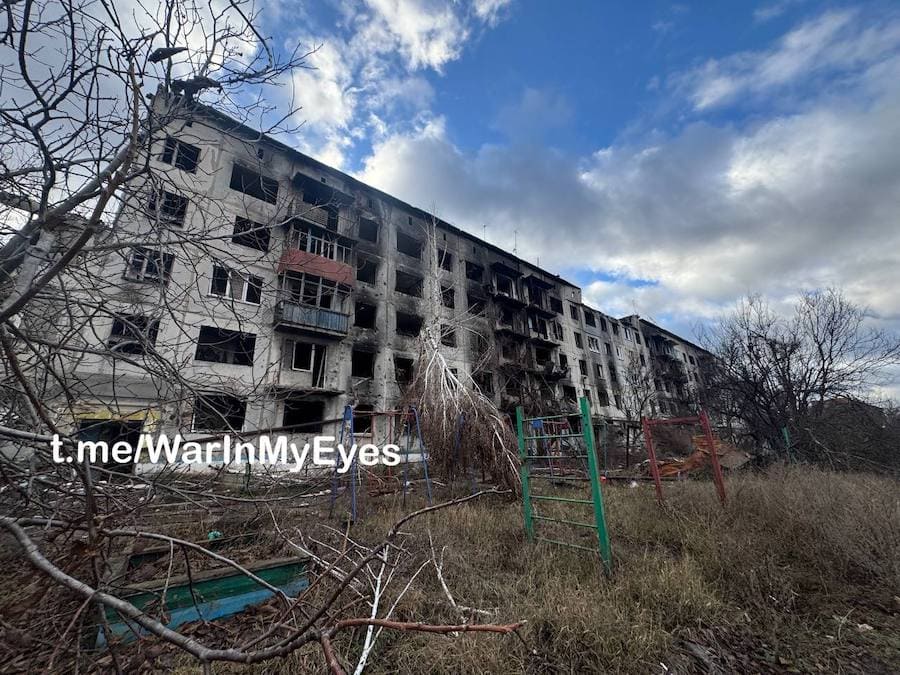 Окупанти показали фотографії з Красногорівки на Донеччині. Як зараз виглядає зруйноване місто