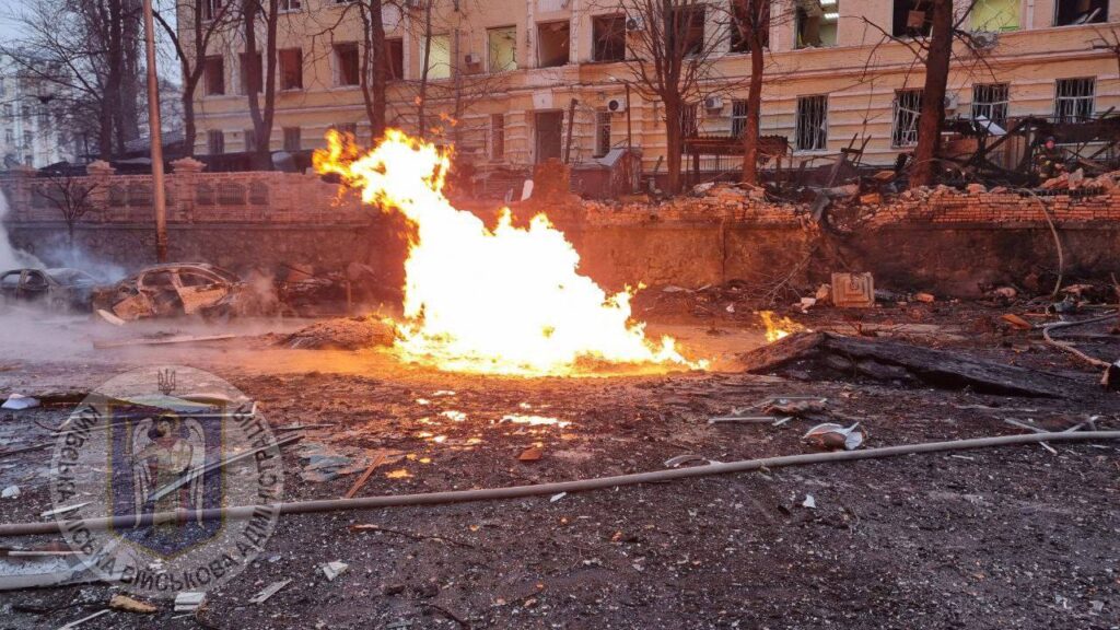 Центр Києва атакували ракетами, пошкодивши житлові будинки та собор. Опубліковані фото руйнувань
