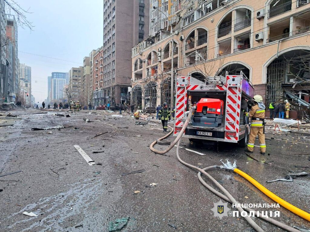 Центр Києва атакували ракетами, пошкодивши житлові будинки та собор. Опубліковані фото руйнувань