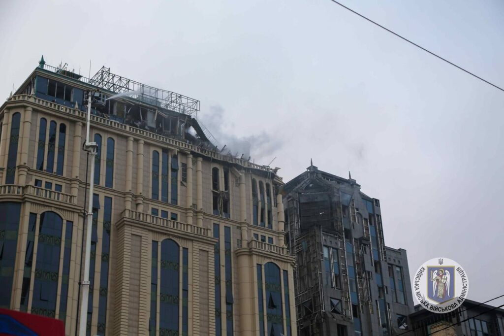 Центр Києва атакували ракетами, пошкодивши житлові будинки та собор. Опубліковані фото руйнувань