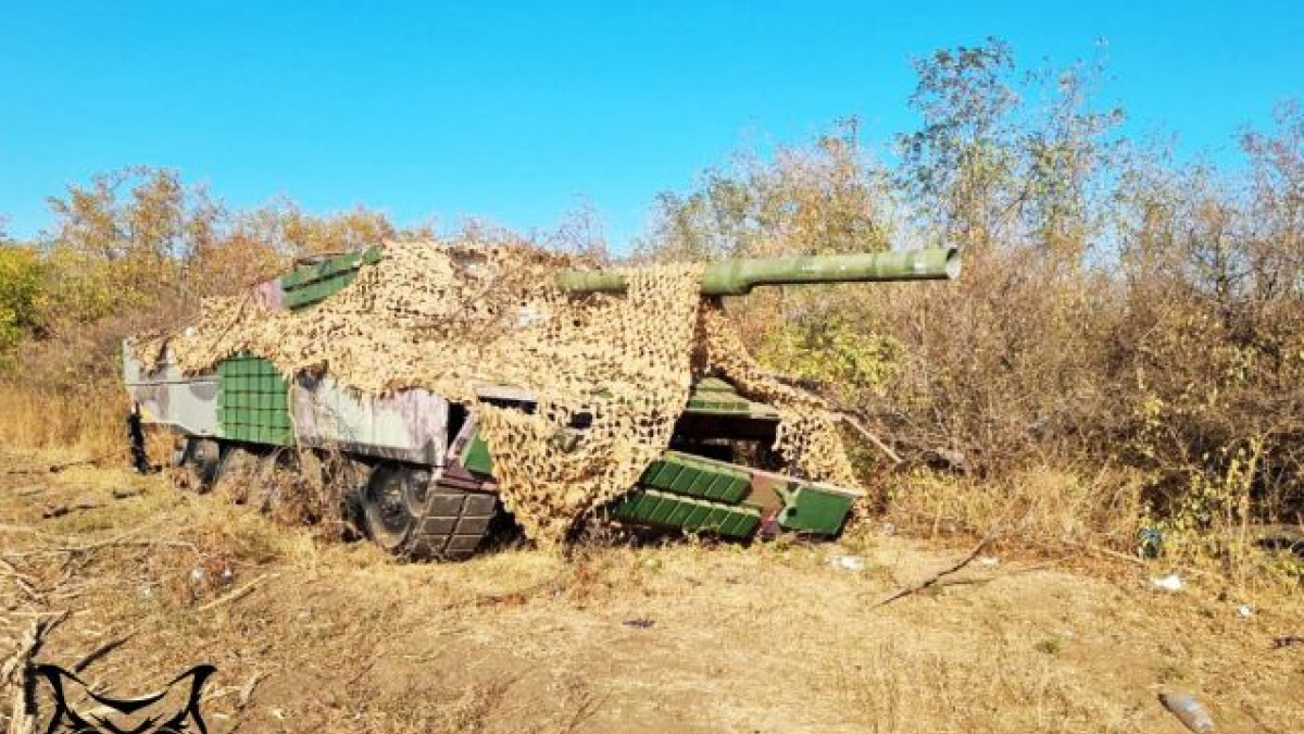 Росіяни похизувалися захопленим танком Leopard 2, який виявився муляжем