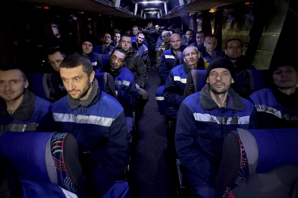 З російського полону повернулися 189 українських військових. Зворушливі кадри звільнення