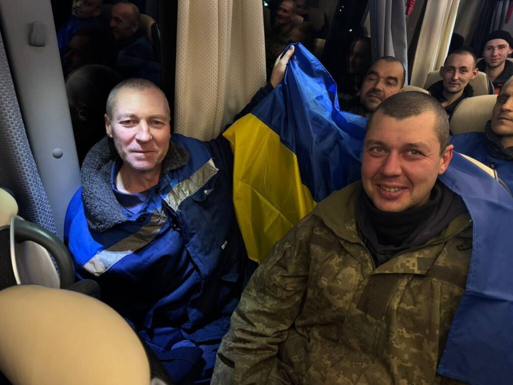 З російського полону повернулися 189 українських військових. Зворушливі кадри звільнення