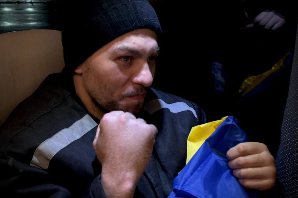 З російського полону повернулися 189 українських військових. Зворушливі кадри звільнення