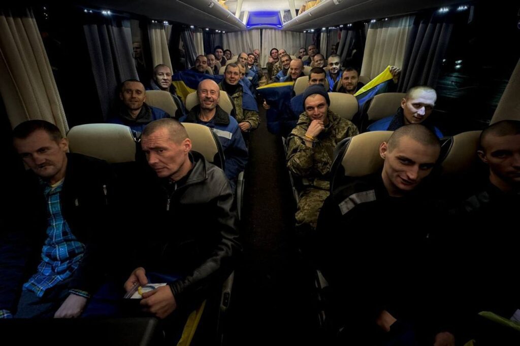З російського полону повернулися 189 українських військових. Зворушливі кадри звільнення