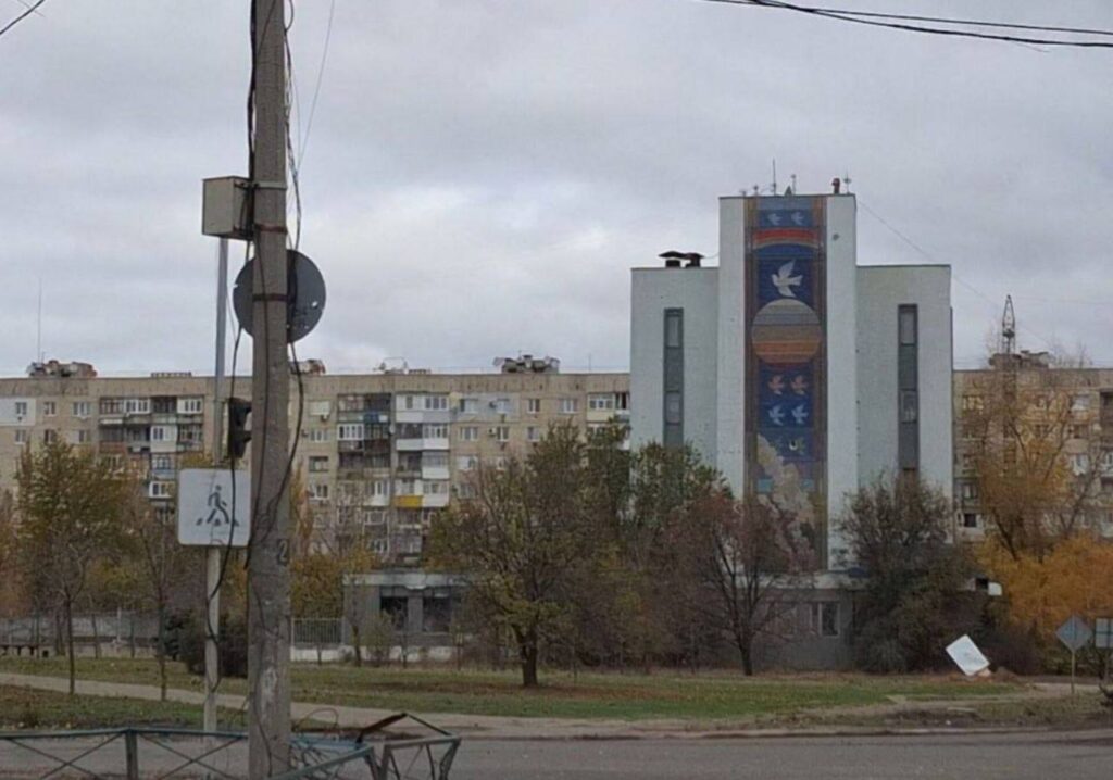 У Рубіжному показали, як окупанти знесли половину багатоповерхівки