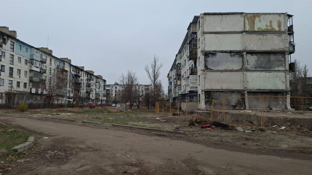 У Рубіжному показали, як окупанти знесли половину багатоповерхівки