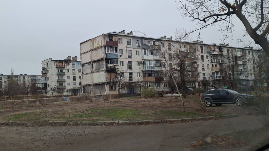 У Рубіжному показали, як окупанти знесли половину багатоповерхівки
