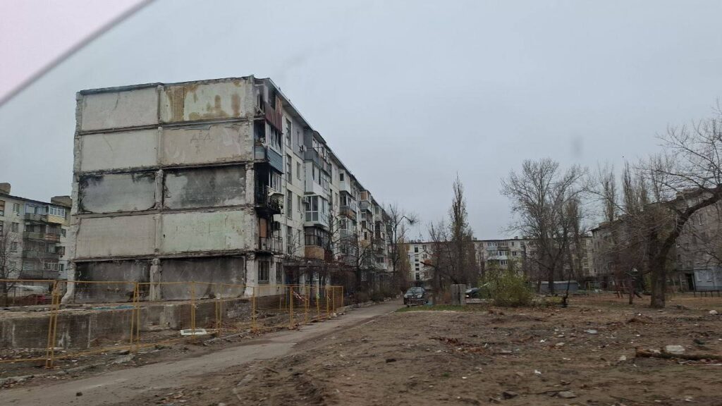 У Рубіжному показали, як окупанти знесли половину багатоповерхівки