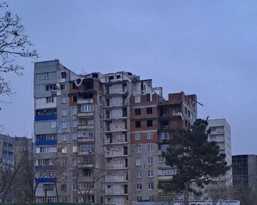 У Маріуполі люди живуть у багатоповерхівці без даху. Квартири заливає водою