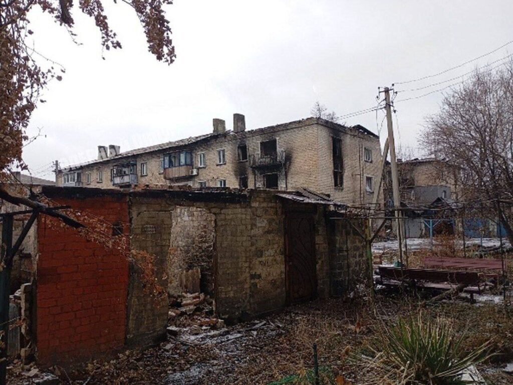 Пішов перший сніг. У мережі показали фото, як зараз виглядає окупована Новогродівка на Донеччині