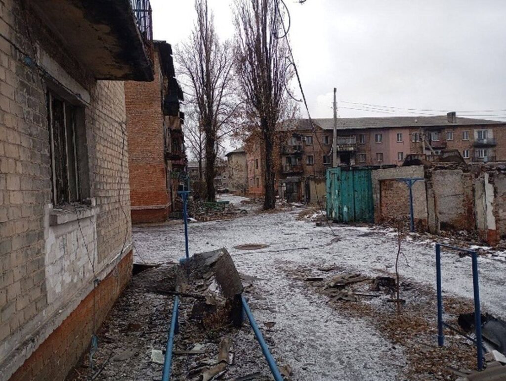 Пішов перший сніг. У мережі показали фото, як зараз виглядає окупована Новогродівка на Донеччині